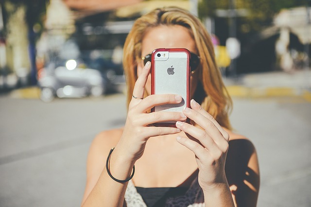 dívka a smartphone