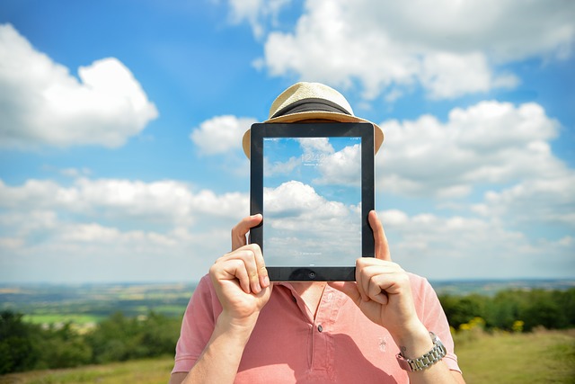 tablet před obličejem